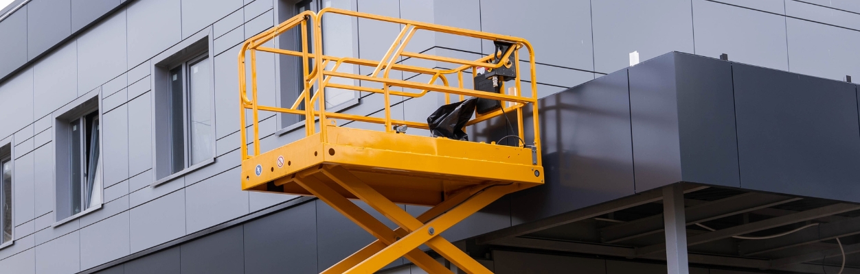 Hydraulic lift on building
